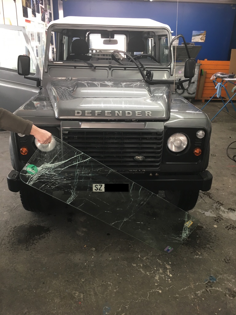 Land Rover Defender Frontscheibe ersetzen