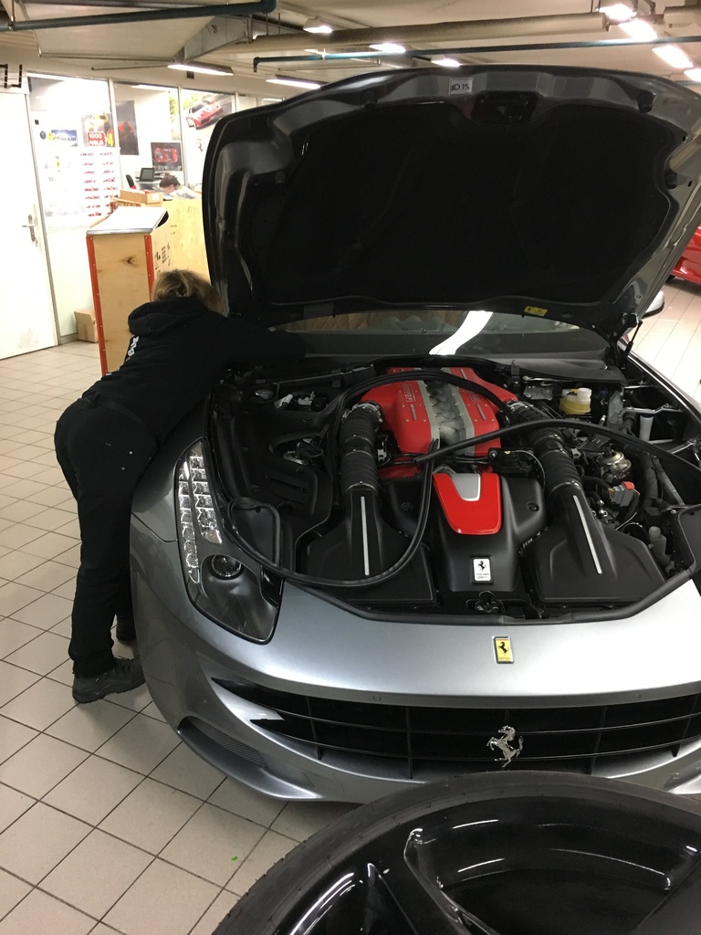 Frontscheibe am Ferrari FF ersetzen.